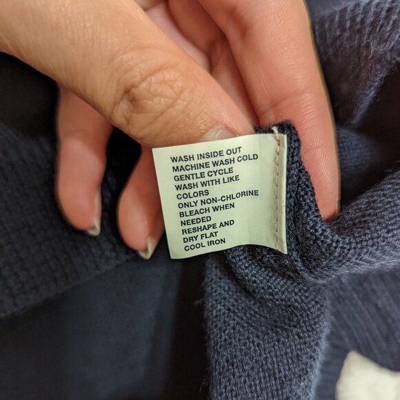 Gap Men's Knit Long Sleeve V-Neck Sweater 100% Merino Wool Navy Blue - Picture 4 of 4